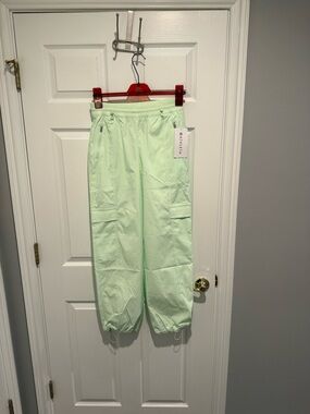 Athleta Women’s  Mint Green Cargo Poplin Lightweight Joggers Pants.